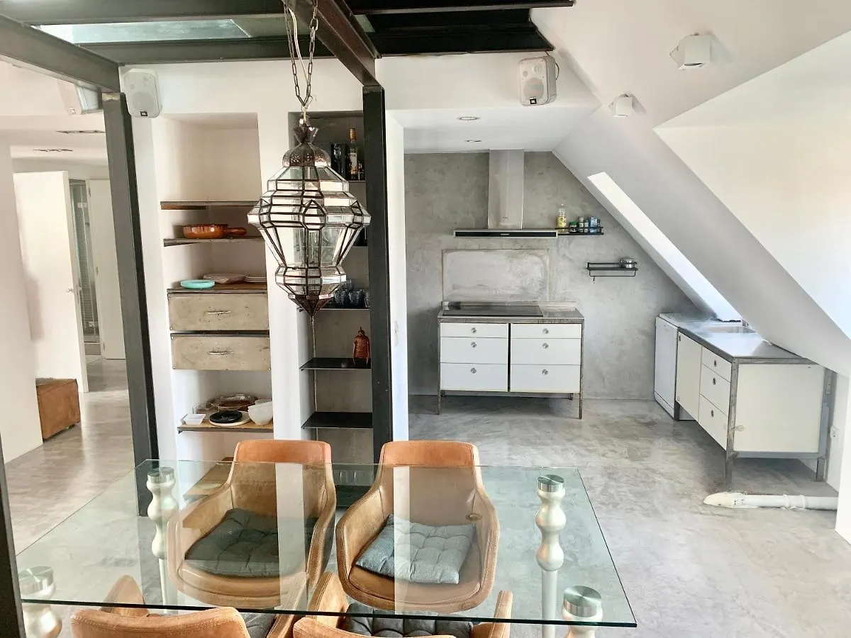 Schoene Dachgeschoss-Maisonette Wohnung München Apartment