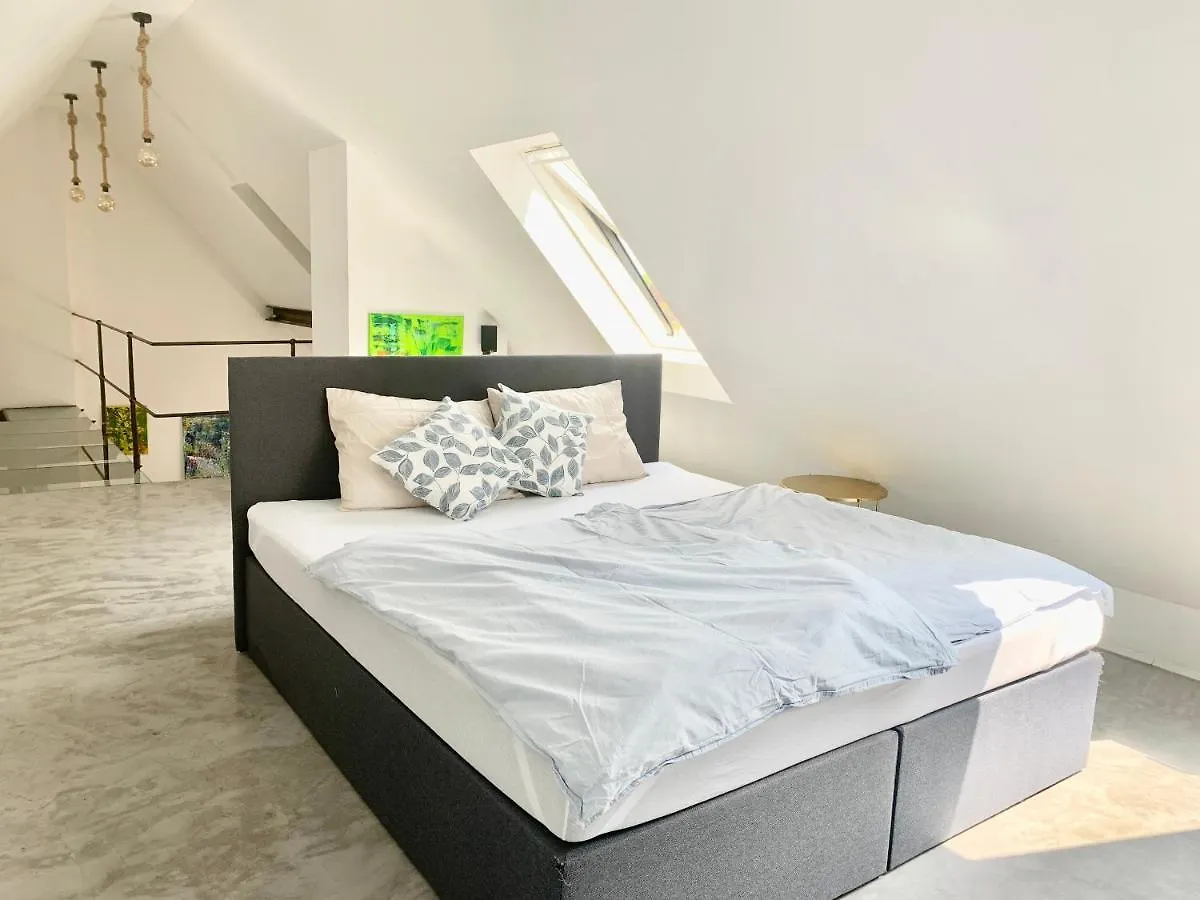 Apartment Schoene Dachgeschoss-Maisonette Wohnung München