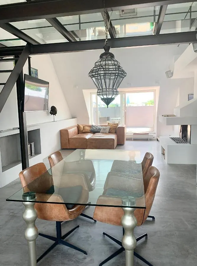 Schoene Dachgeschoss-Maisonette Wohnung München