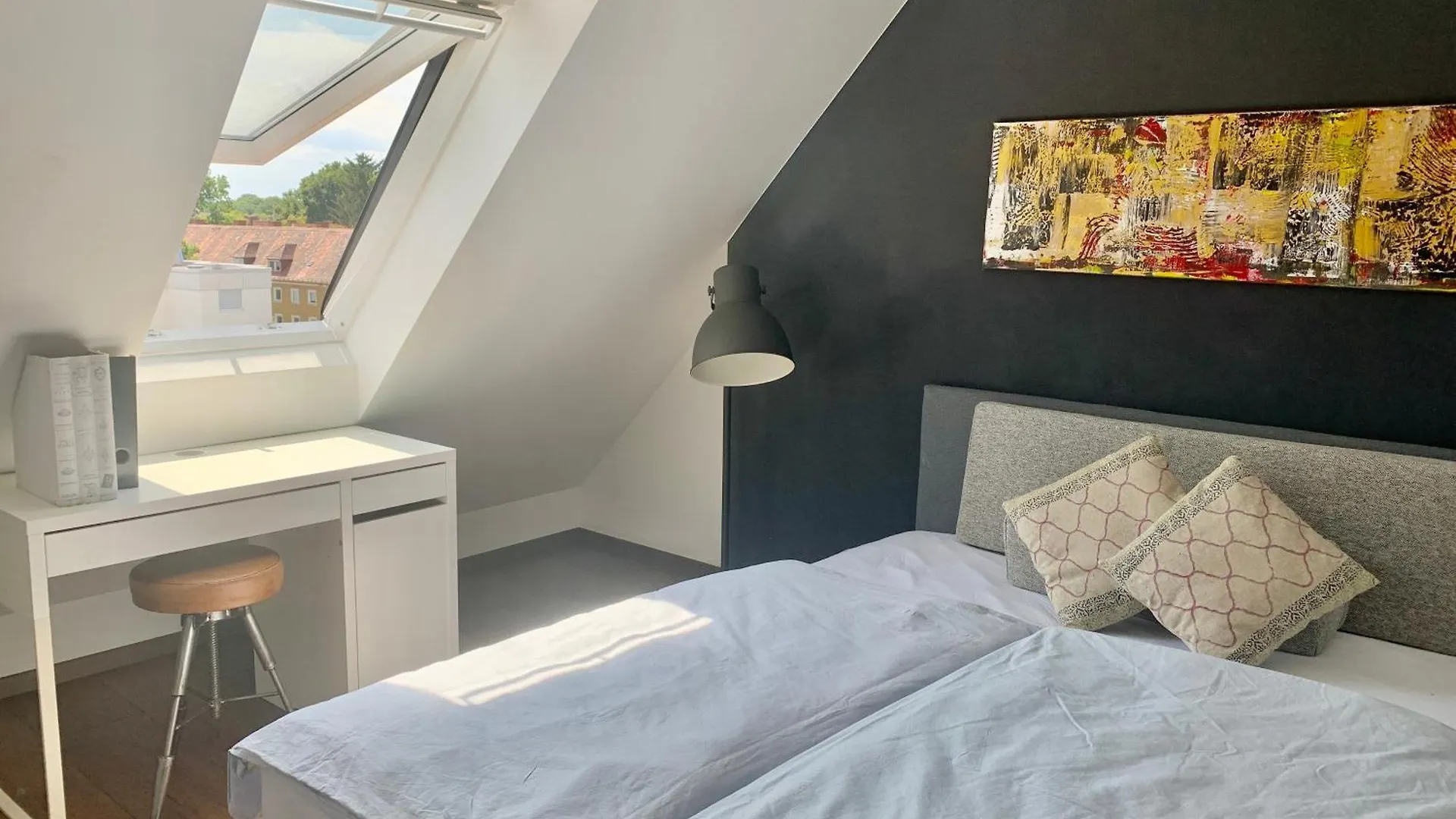 Schoene Dachgeschoss-Maisonette Wohnung München Deutschland