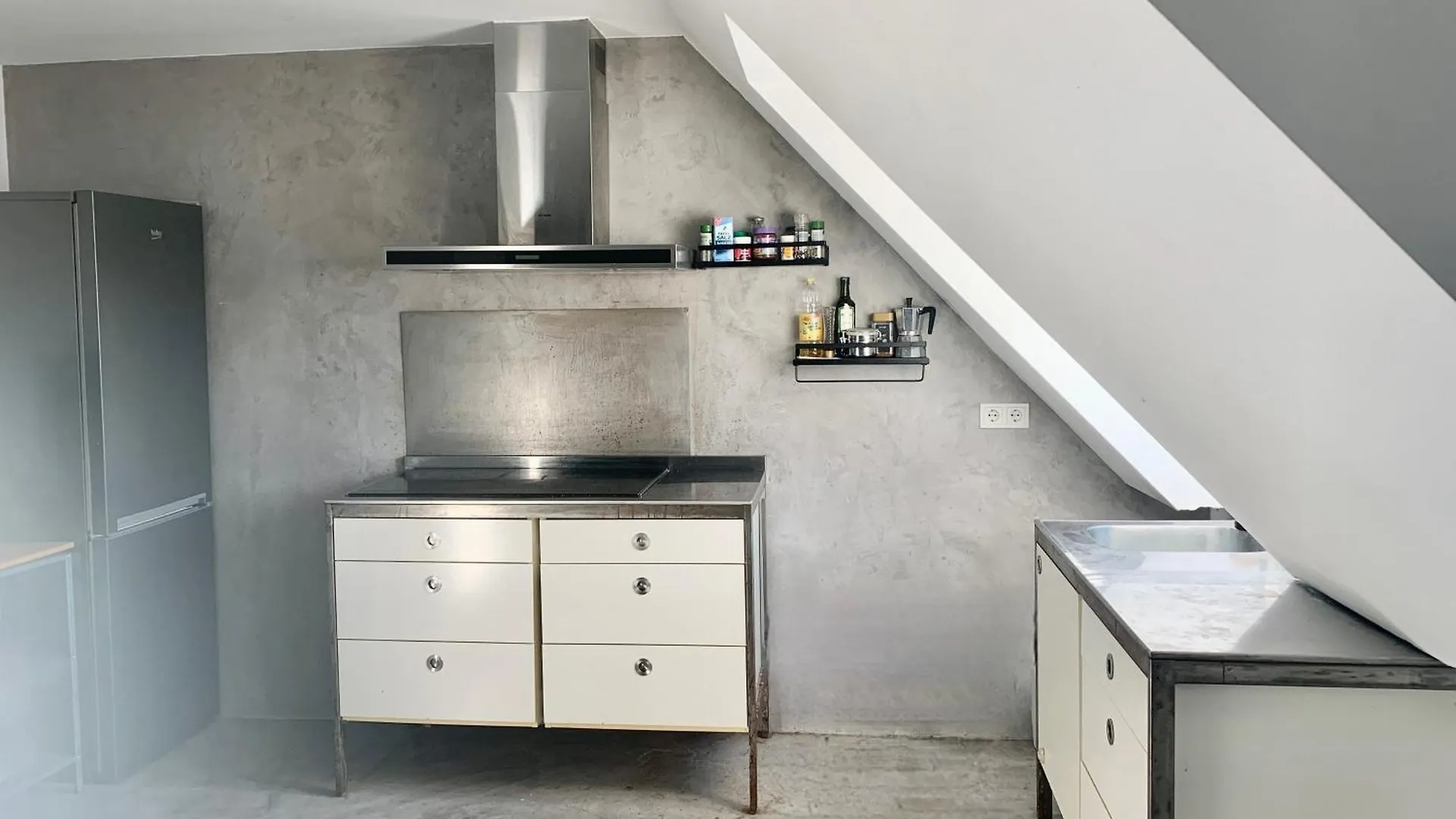Schoene Dachgeschoss-Maisonette Wohnung Munich